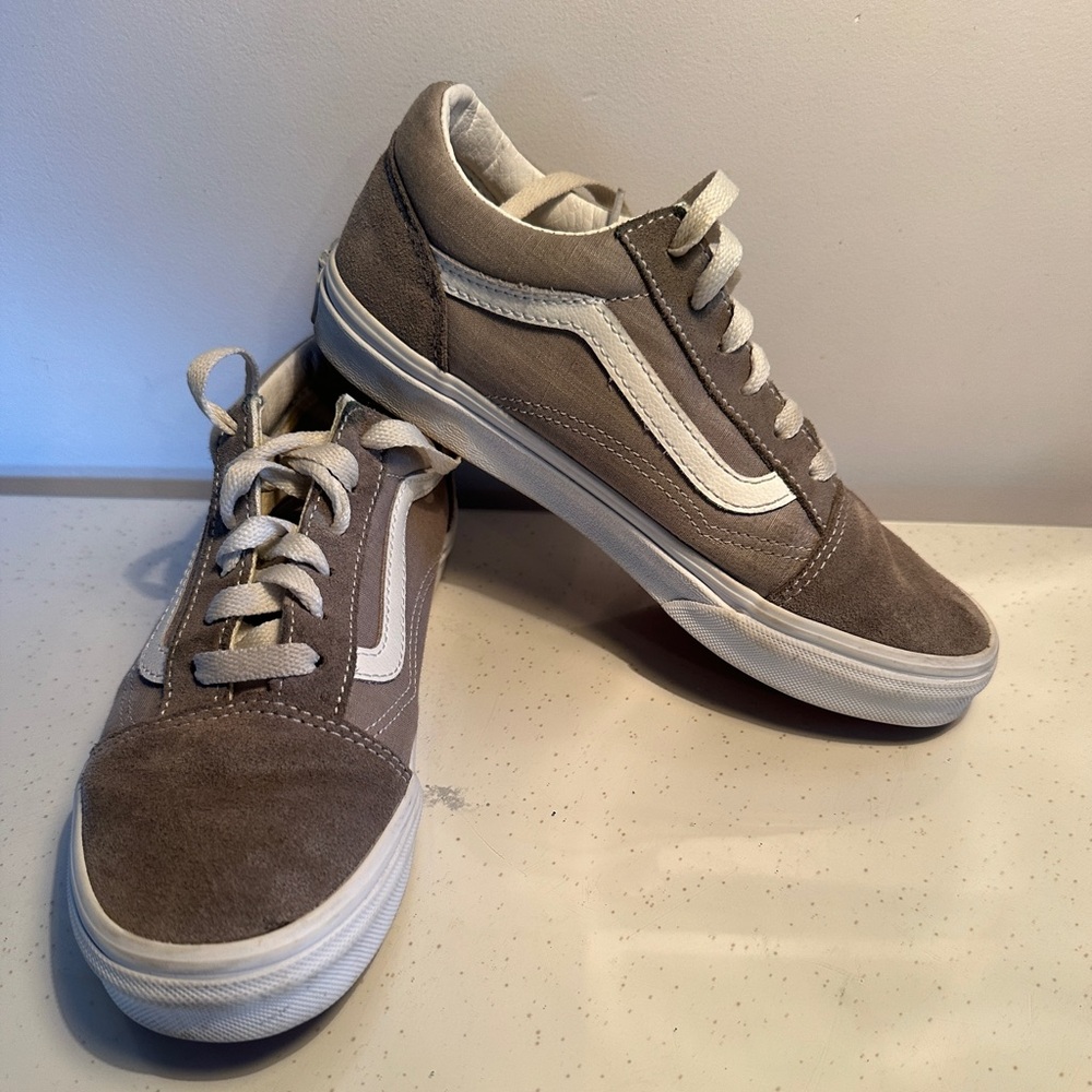 Vans Kids’ Old Skool Sneaker 4M. Suede Grey